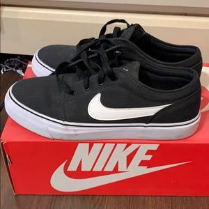Nike Toki low canvas